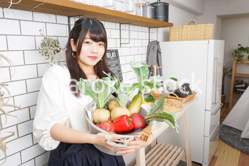 野菜を持つ女性