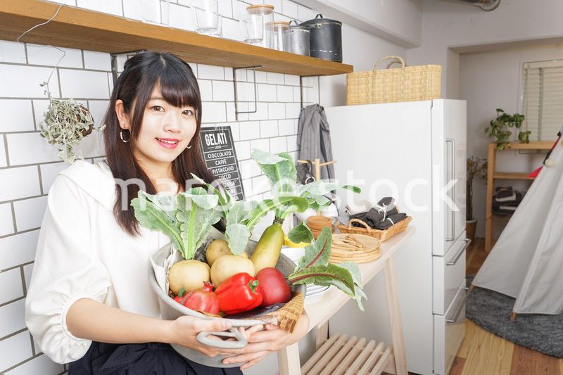 野菜を持つ女性