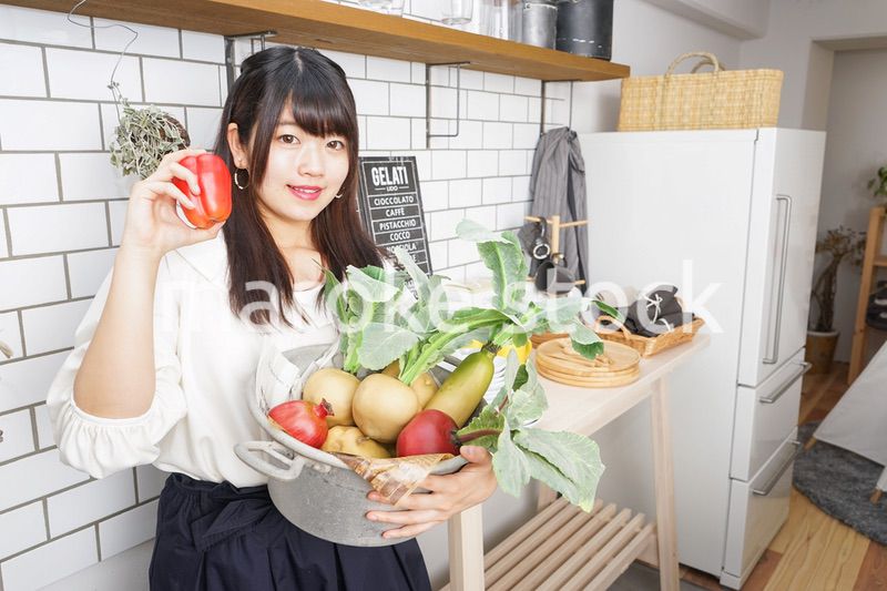 野菜を持つ女性