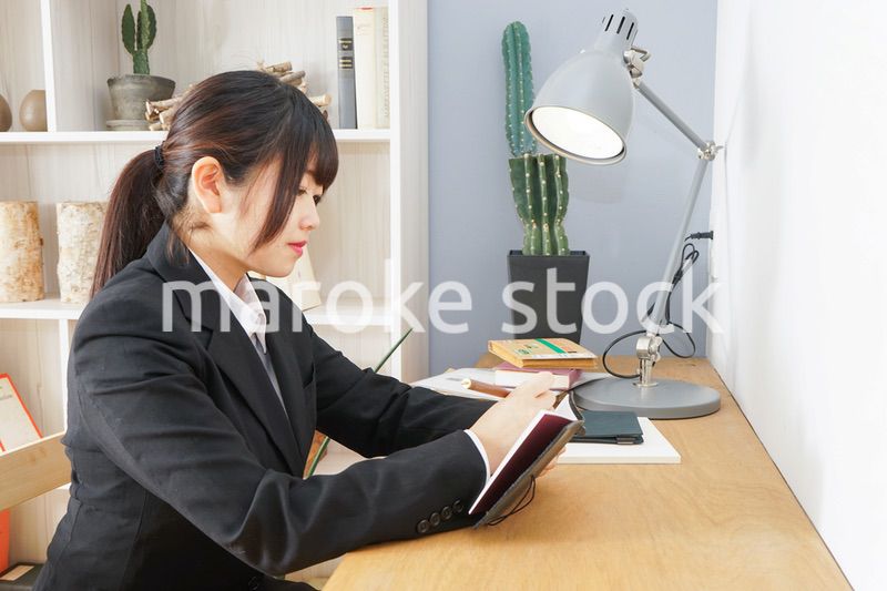 スーツを着て勉強をする女性