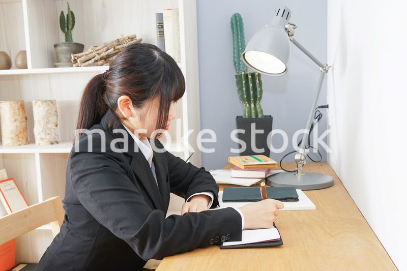 スーツを着て勉強をする女性