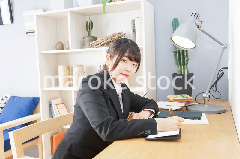 スーツを着て勉強をする女性
