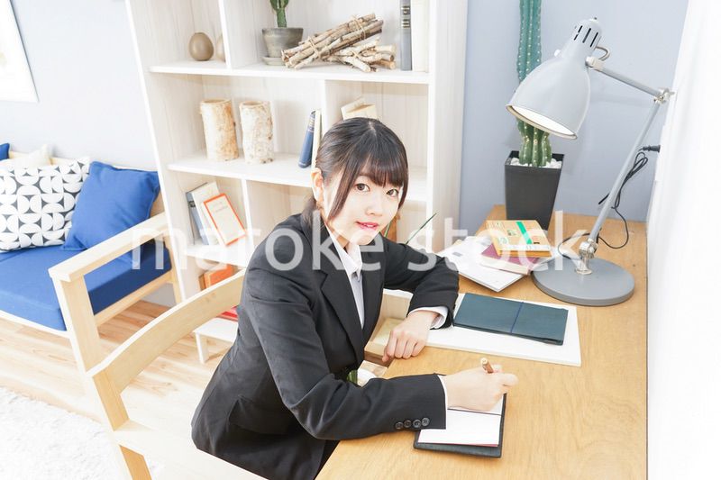 スーツを着て勉強をする女性