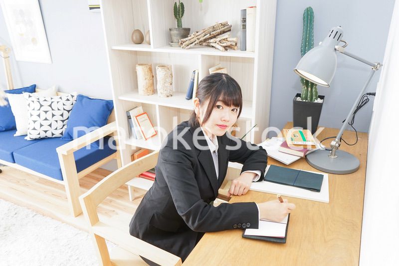 スーツを着て勉強をする女性