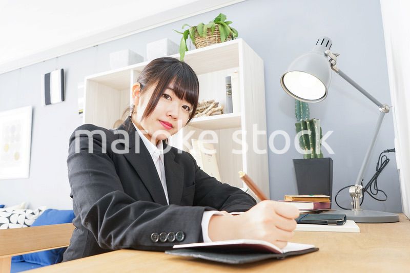 スーツを着て勉強をする女性