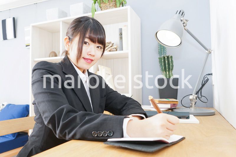 スーツを着て勉強をする女性