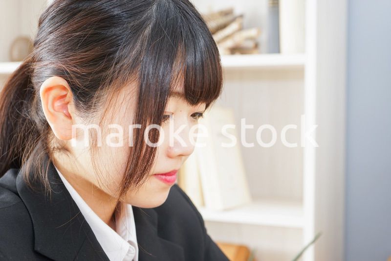 スーツを着て勉強をする女性
