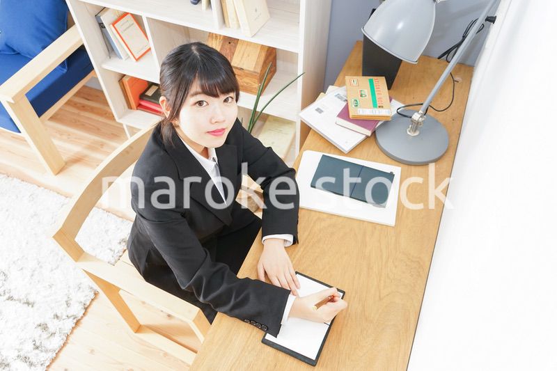 スーツを着て勉強をする女性