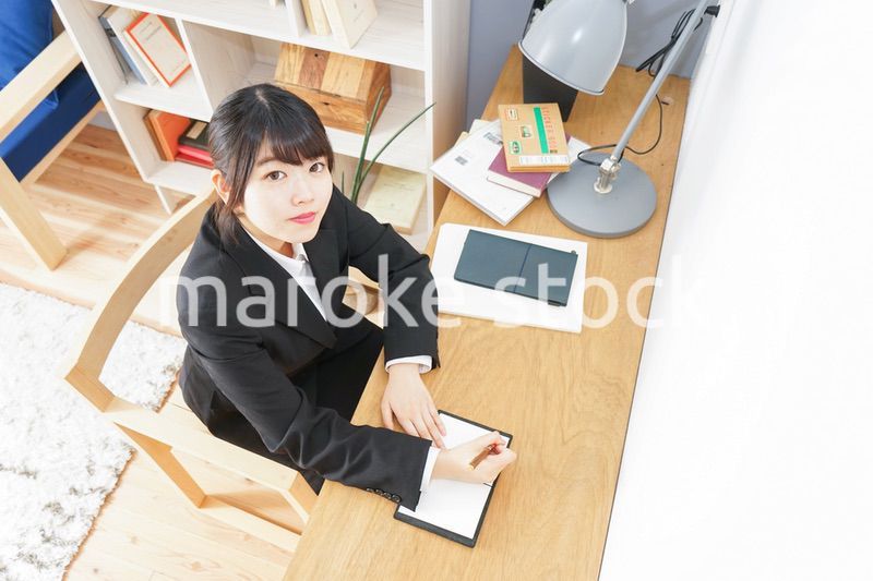 スーツを着て勉強をする女性