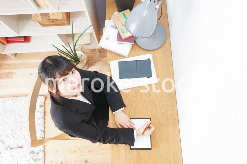 スーツを着て勉強をする女性