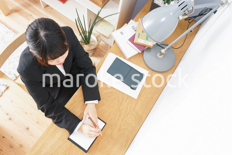 スーツを着て勉強をする女性