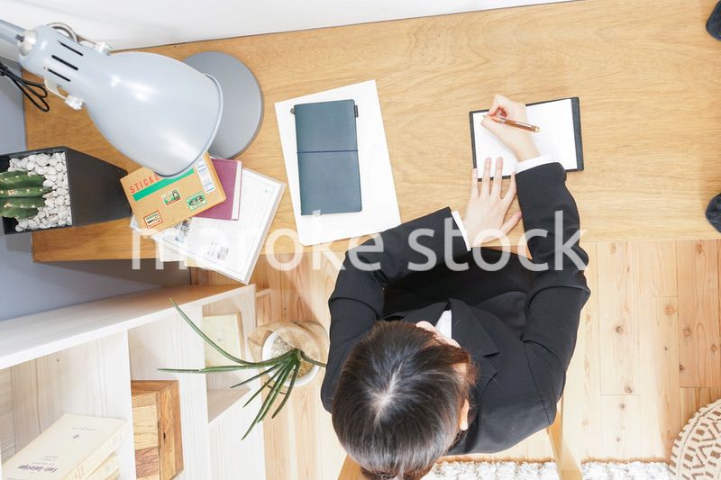 スーツを着て勉強をする女性