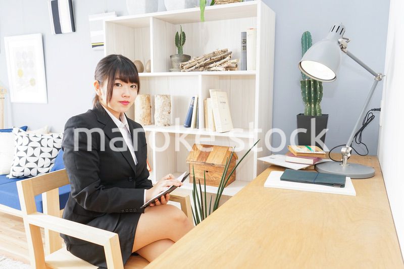スーツを着て勉強をする女性