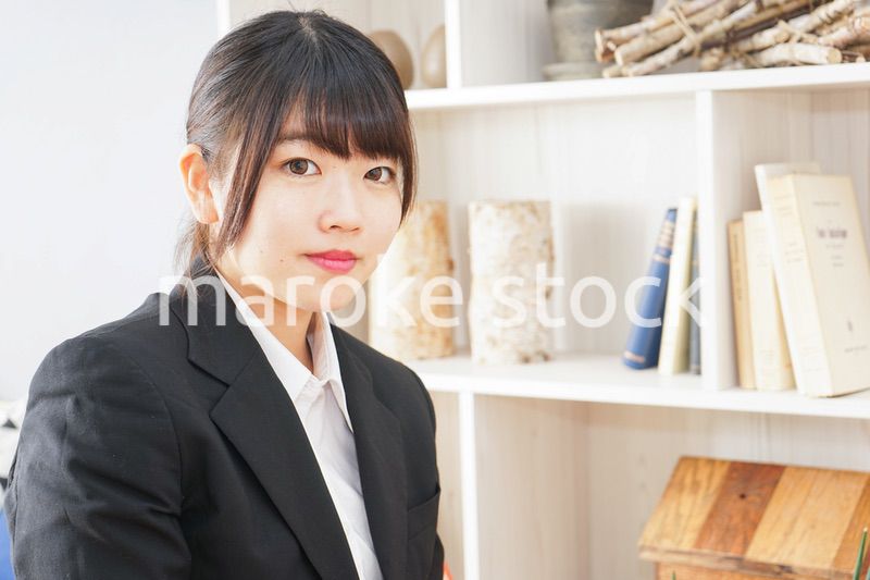 スーツを着て勉強をする女性