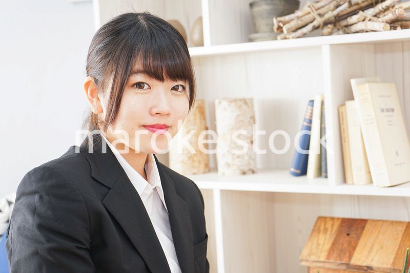 スーツを着て勉強をする女性
