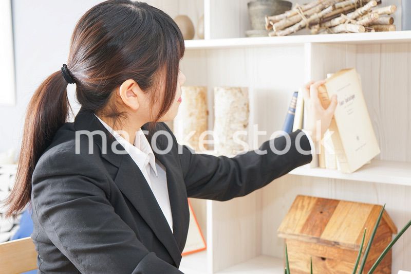 スーツを着て勉強をする女性