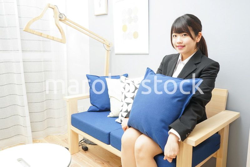 スーツを着てリラックスをする女性