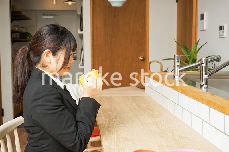 スーツを着てリラックスをする女性