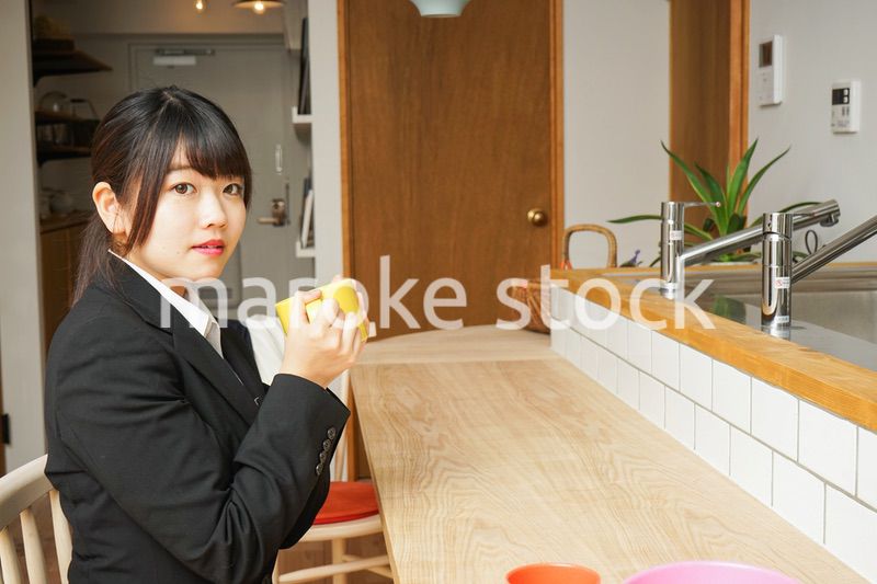 スーツを着てリラックスをする女性