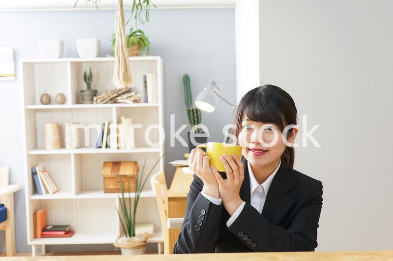 スケジュール帳を見る就活生