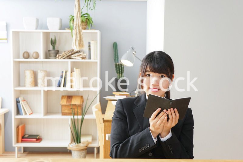 スケジュール帳を見る就活生