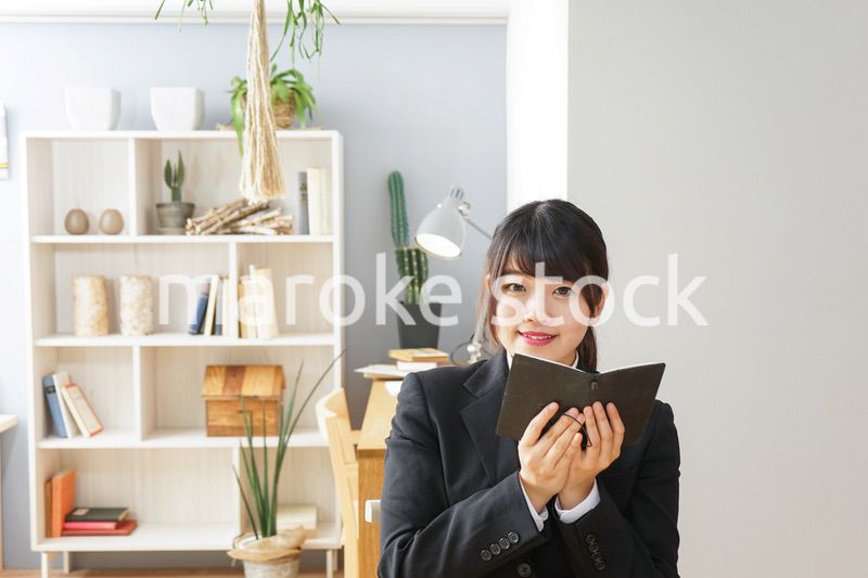 スケジュール帳を見る就活生