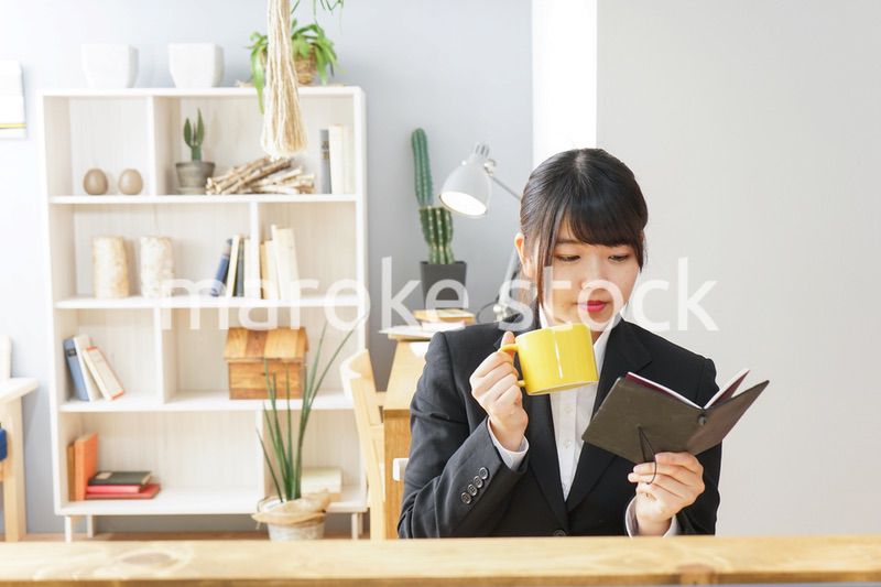 スケジュール帳を見る就活生