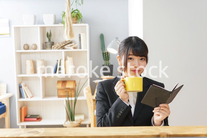 スケジュール帳を見る就活生