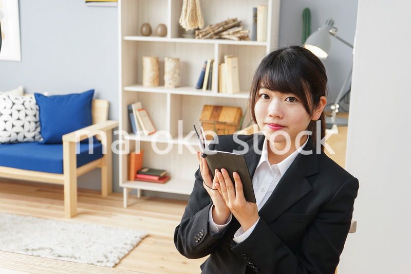 スケジュール帳を見る就活生