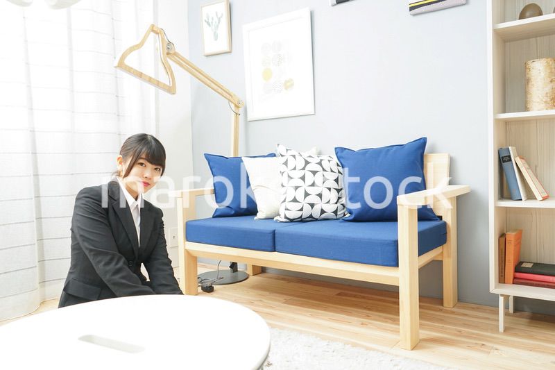 スーツを着てリラックスをする女性