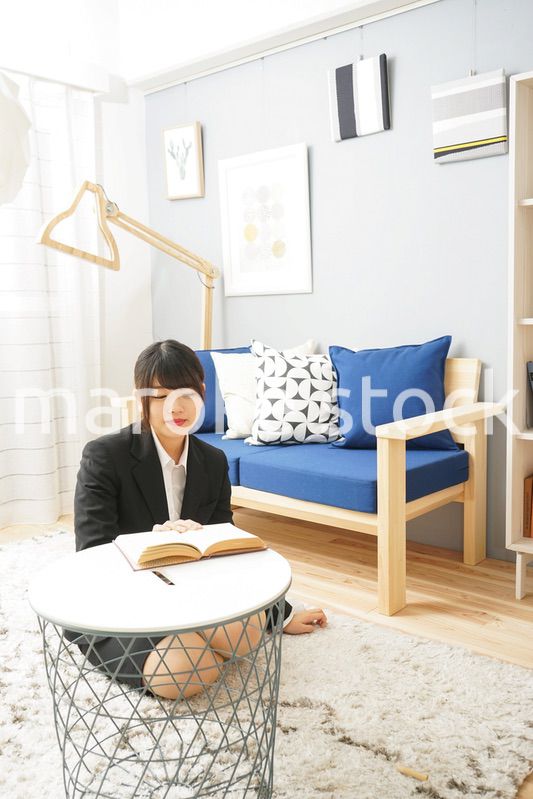 スーツを着て読書をする女性