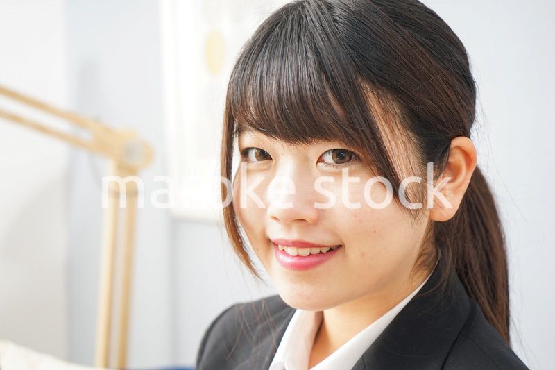 スーツを着て勉強をする女性