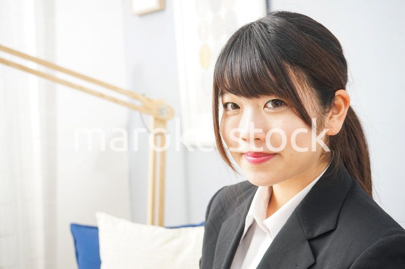 スーツを着て勉強をする女性