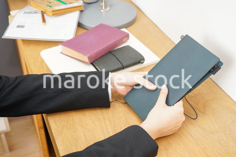 スーツを着て勉強をする女性