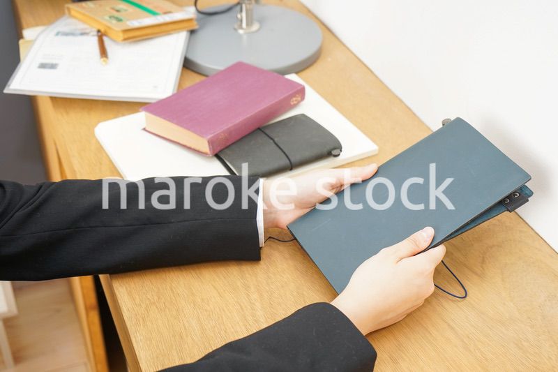 スーツを着て勉強をする女性