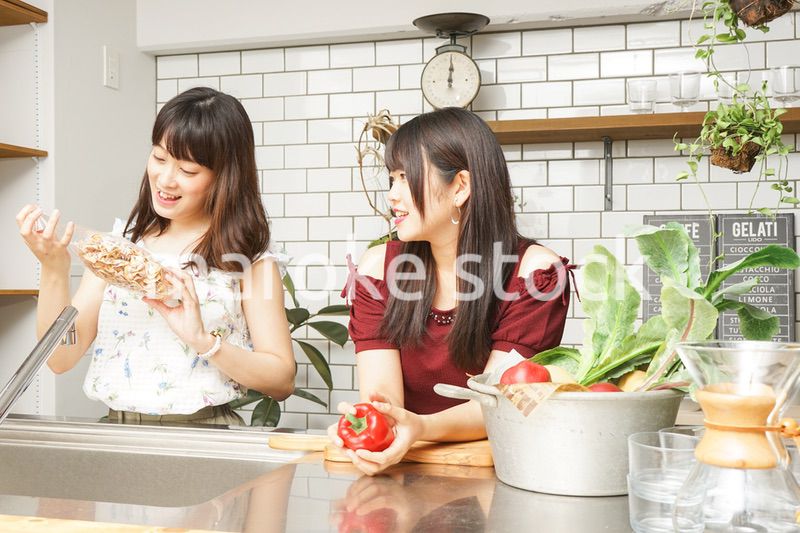 料理をする2人の女性