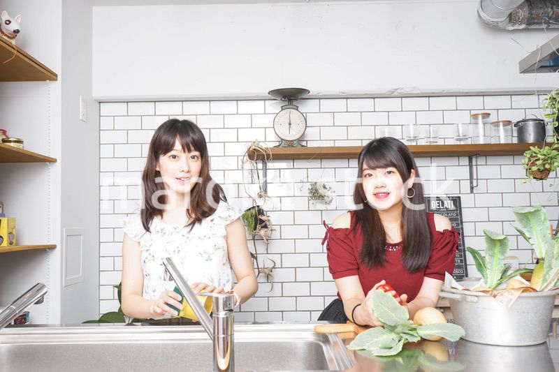 料理をする2人の女性