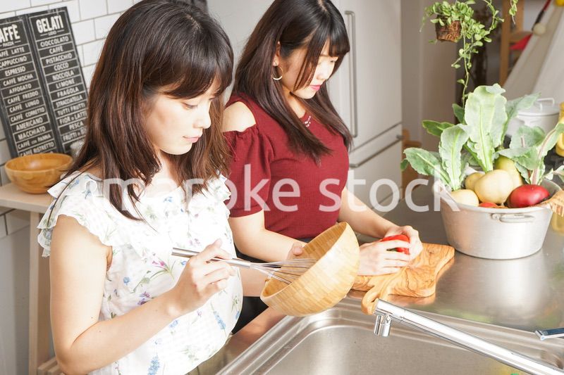 料理をする2人の女性
