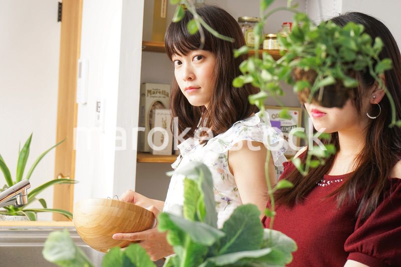 料理をする2人の女性