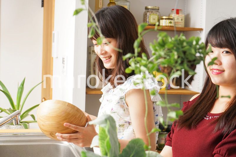 料理をする2人の女性