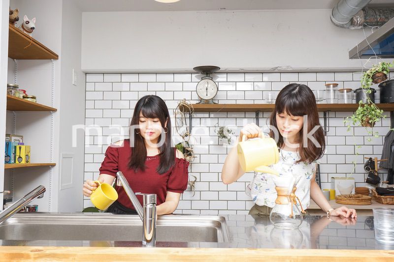 料理をする2人の女性