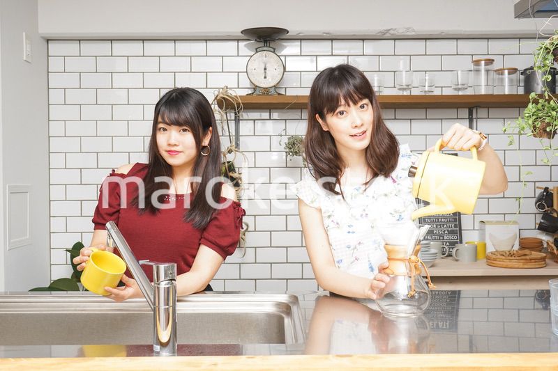 料理をする2人の女性