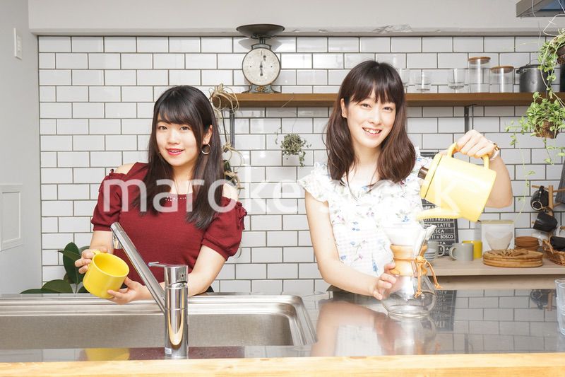 料理をする2人の女性