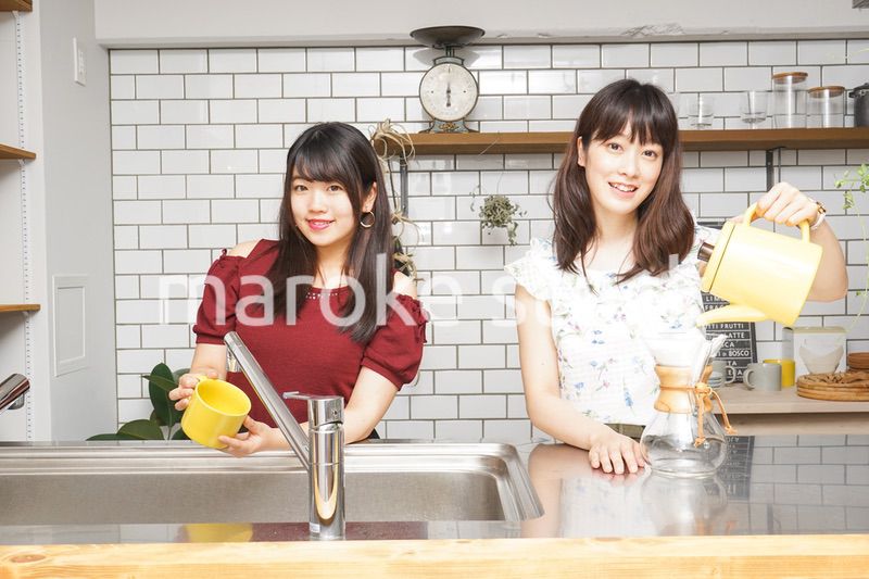 料理をする2人の女性