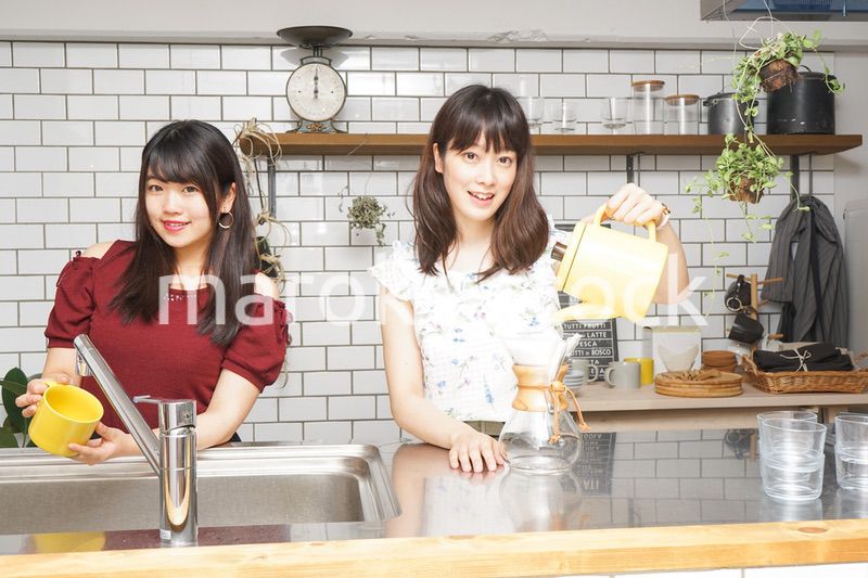 料理をする2人の女性