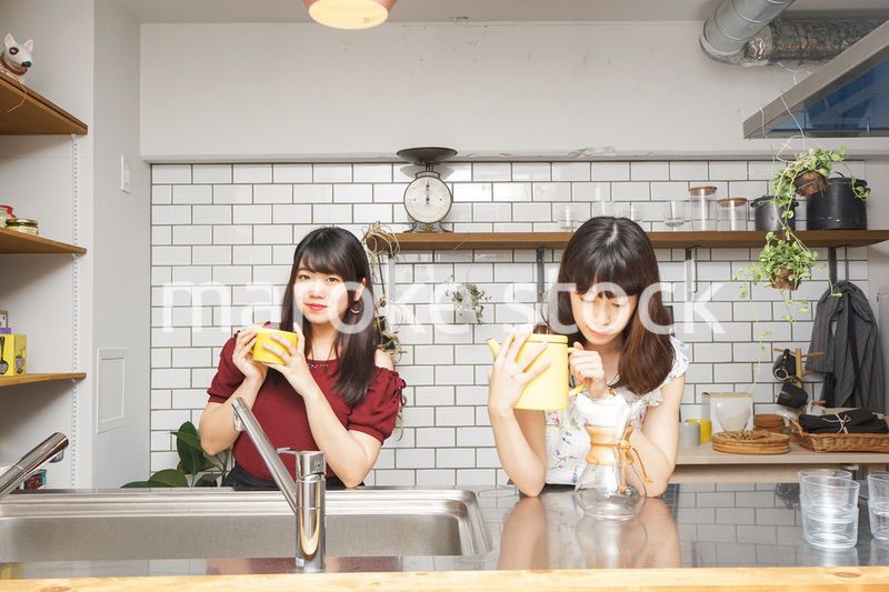 料理をする2人の女性