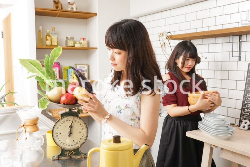 料理をする2人の女性