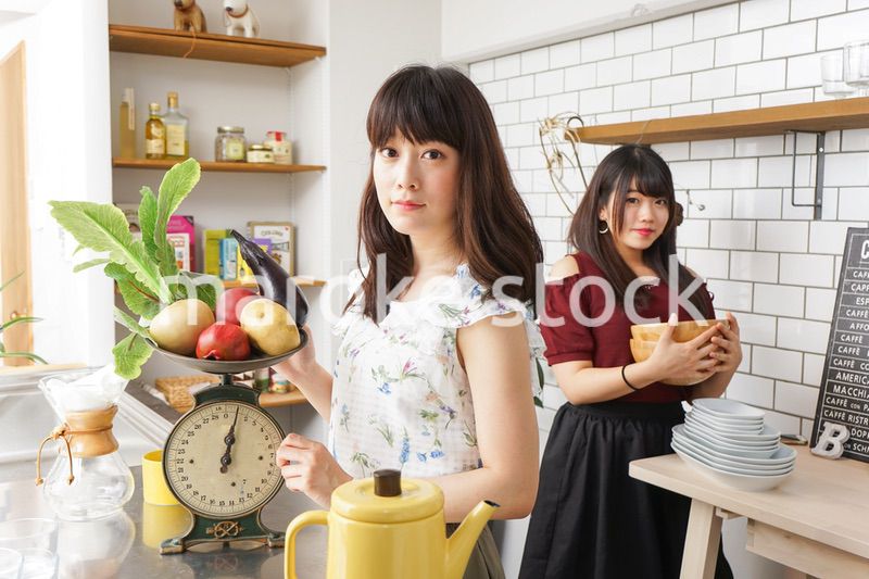 料理をする2人の女性