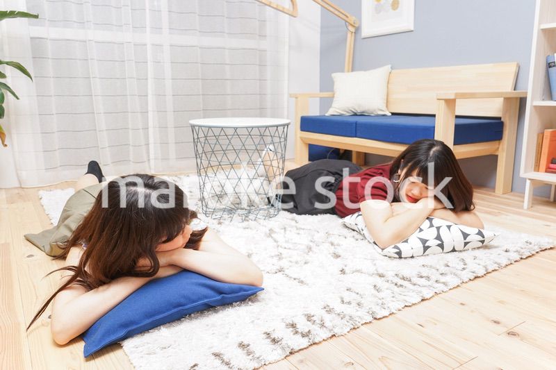 お泊りをする女子学生