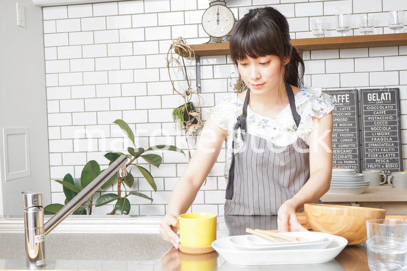 料理をする若い女性　